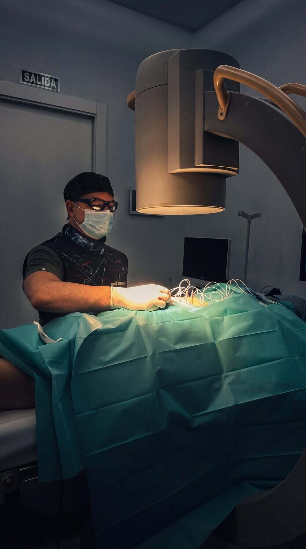 El Dr. Martín Rodríguez Banqueri realizando un procedimiento percutáneo guiado por escopia sobre la columna en la sala de intervencionismo de Clínica Dolentia