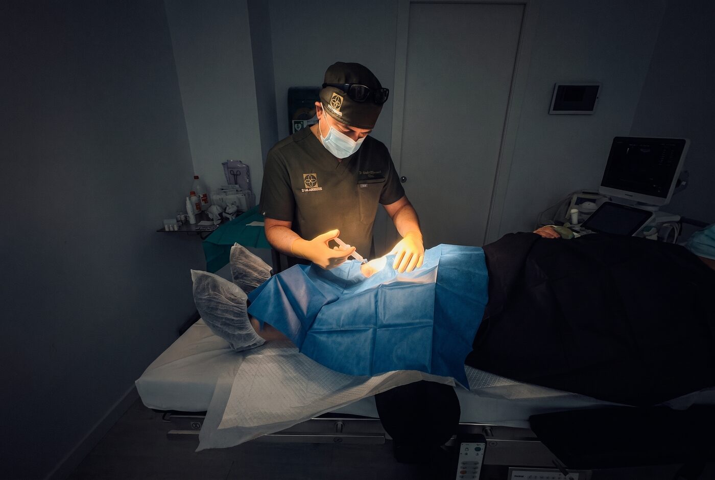 El Dr. Martín Rodríguez Banqueri realizando una infiltración en la rodilla de un paciente en la sala de intervencionismo de Clínica Dolentia