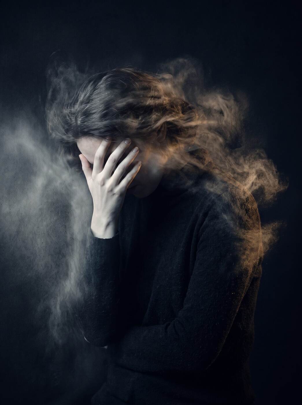 Retrato en blanco y negro de una mujer con la mirada baja — el peso del dolor que se sostiene en silencio