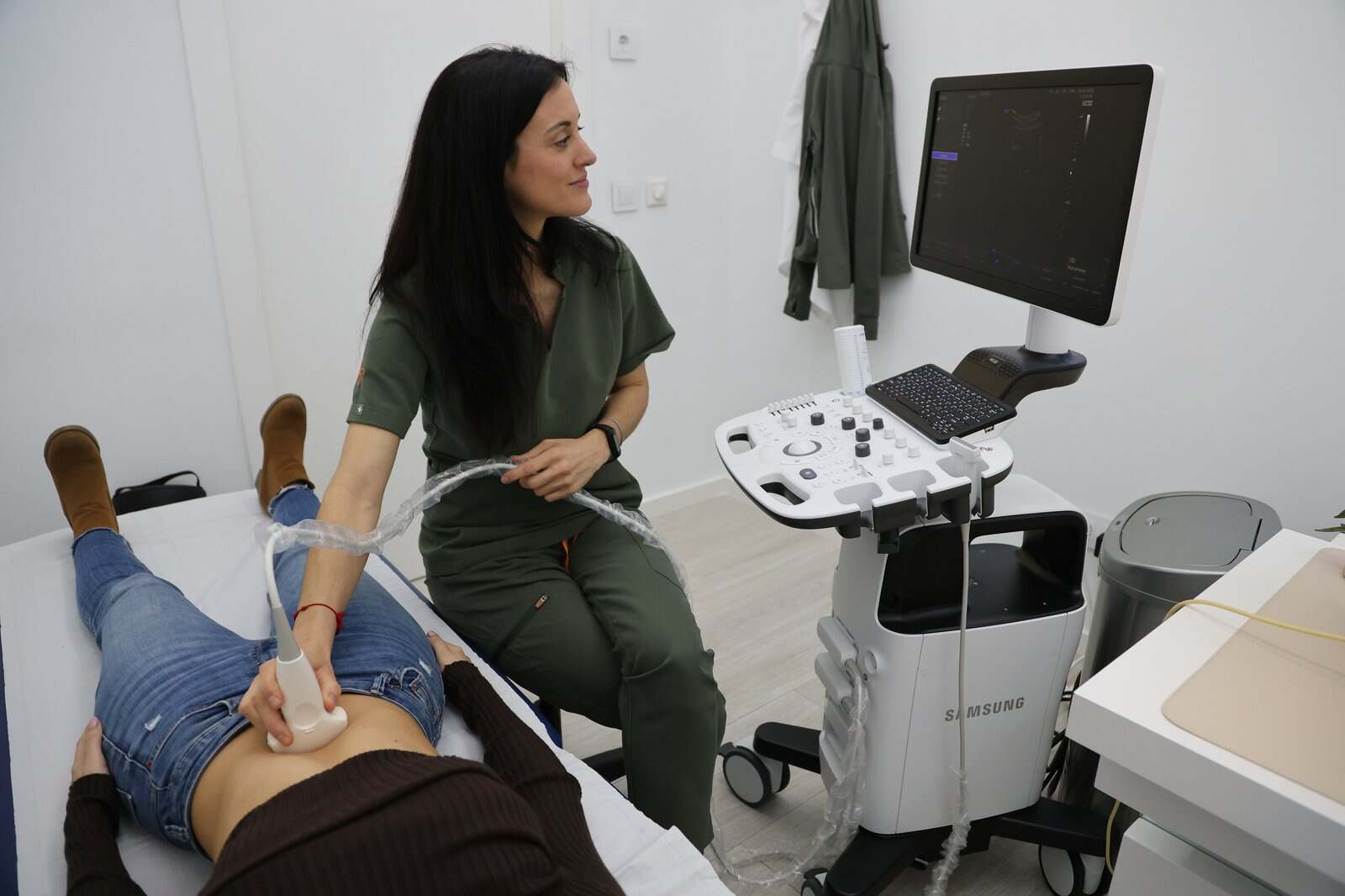 Dña. Rocío Moya González, fisioterapeuta de Clínica Dolentia, realizando una valoración ecográfica en consulta
