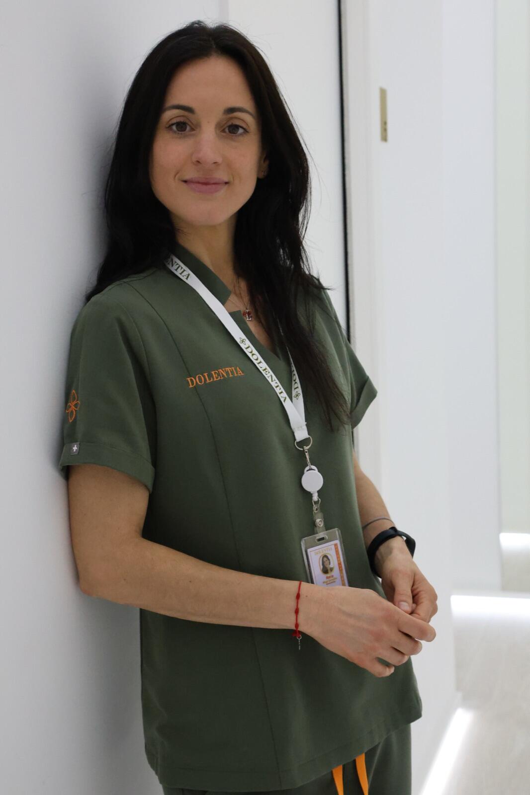 Dña. Rocío Moya González, fisioterapeuta de Clínica Dolentia, en la Unidad del Dolor