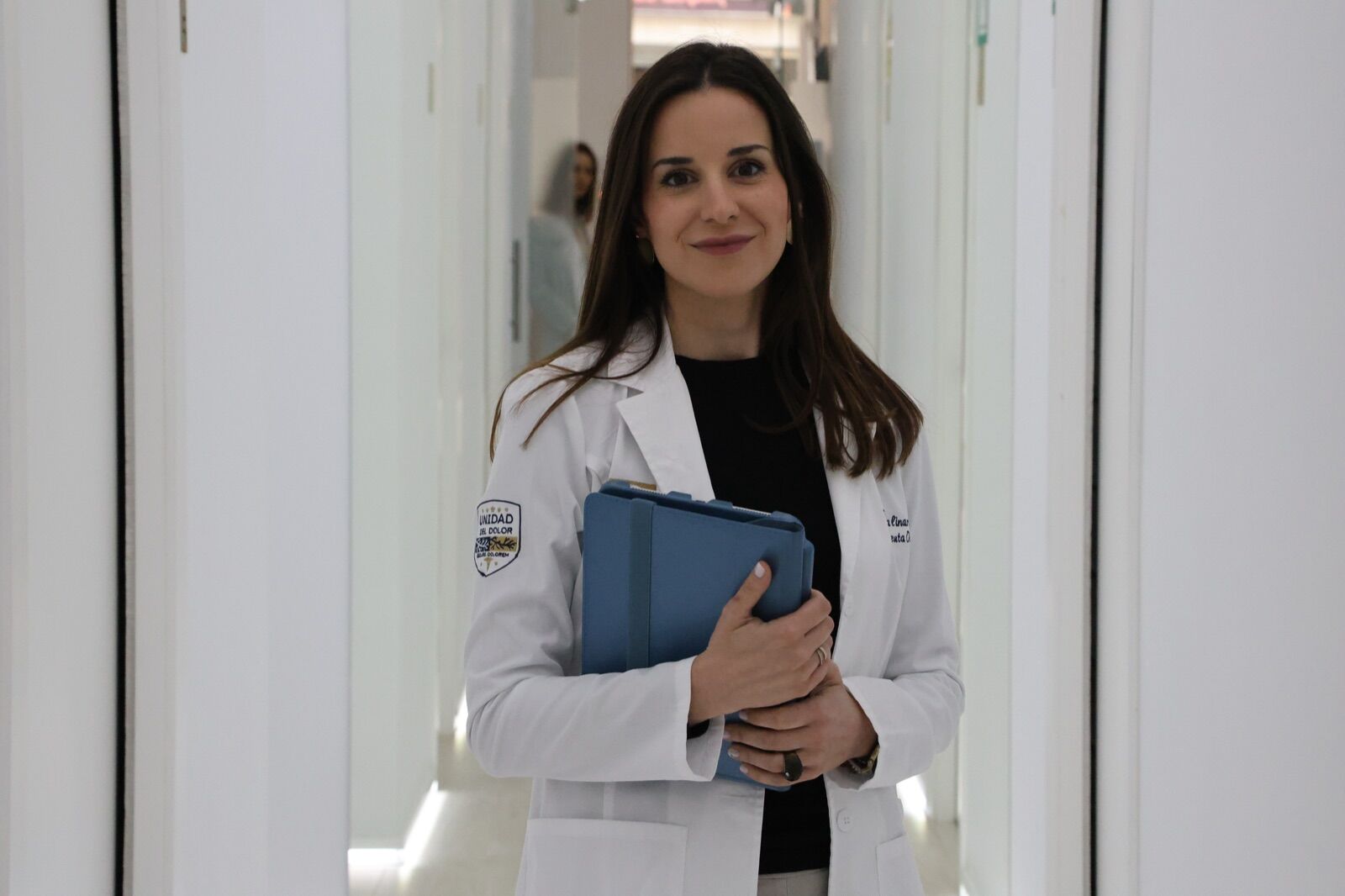 Dña. Virginia Linares Martínez, terapeuta ocupacional de Clínica Dolentia, en la Unidad del Dolor