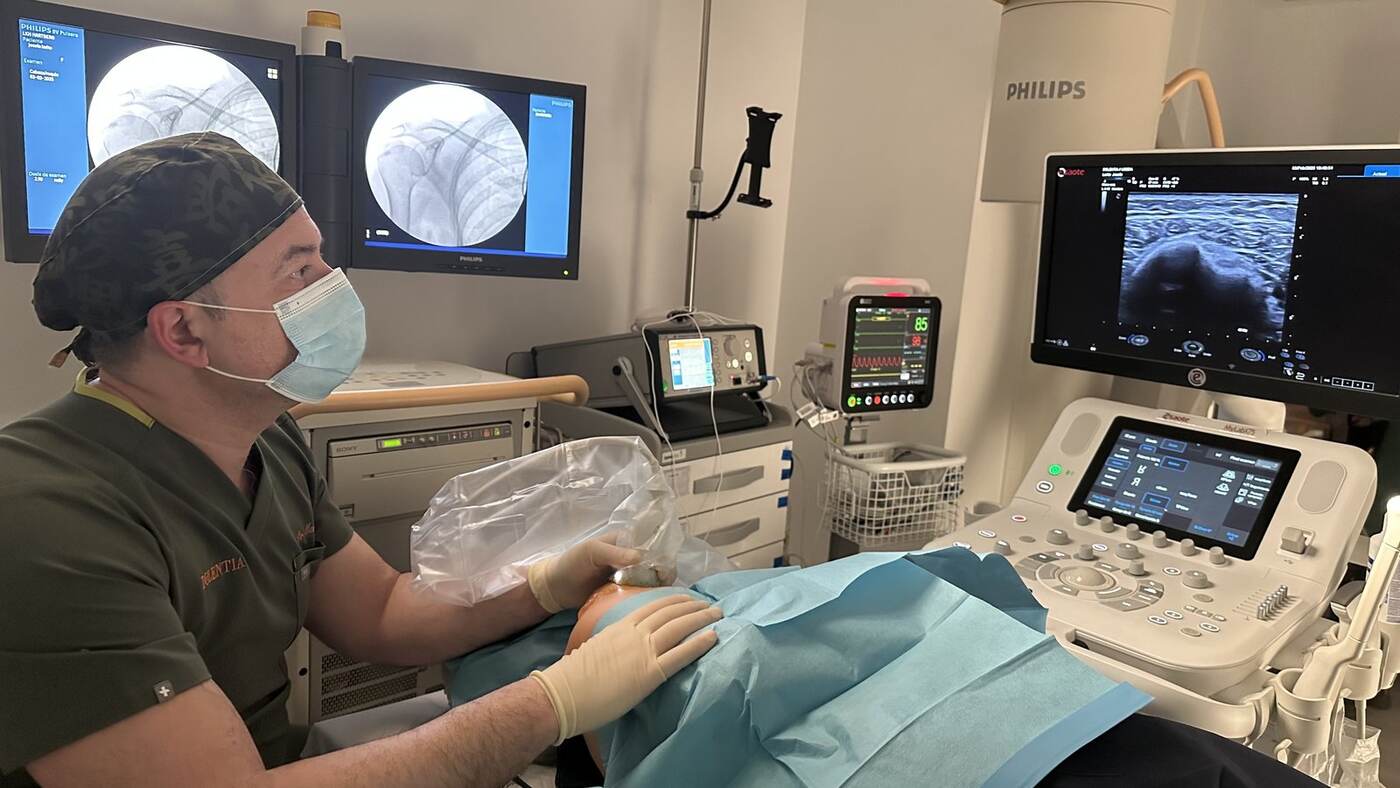 El Dr. Rodríguez Banqueri ante los monitores de radioscopia durante un procedimiento