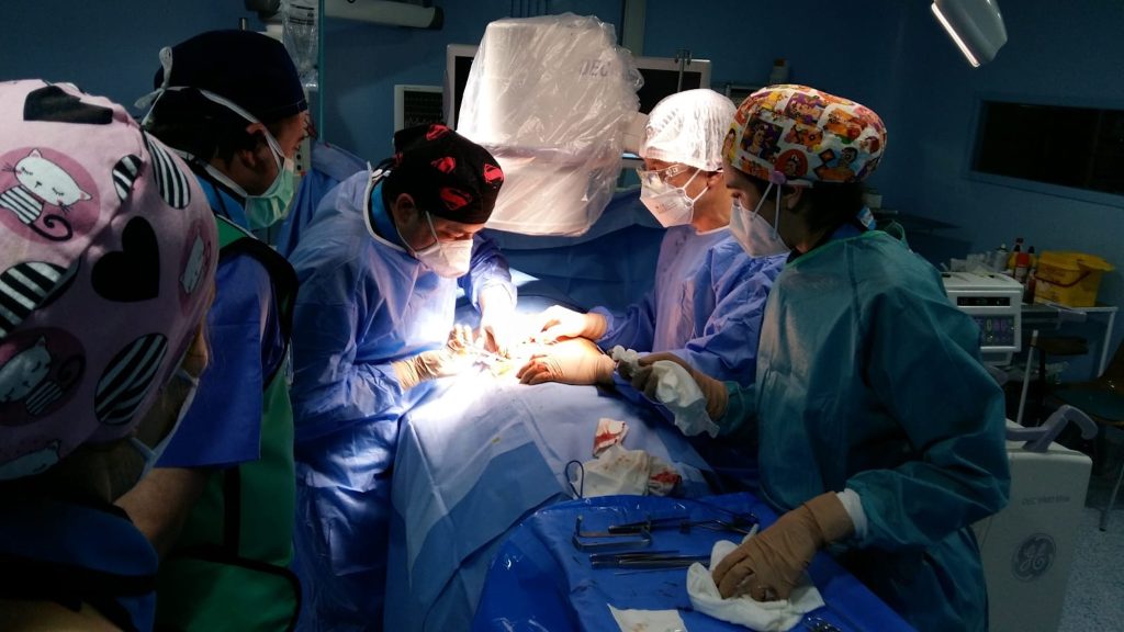 Dr. Martin Rodriguez banqueri implantando un neuroestimulador