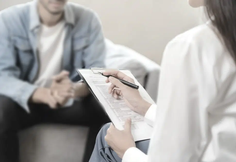 “Imagen de una consulta psicológica, mostrando a un paciente y un profesional conversando, representando los casos tratados en la unidad de psicología clínica.”
